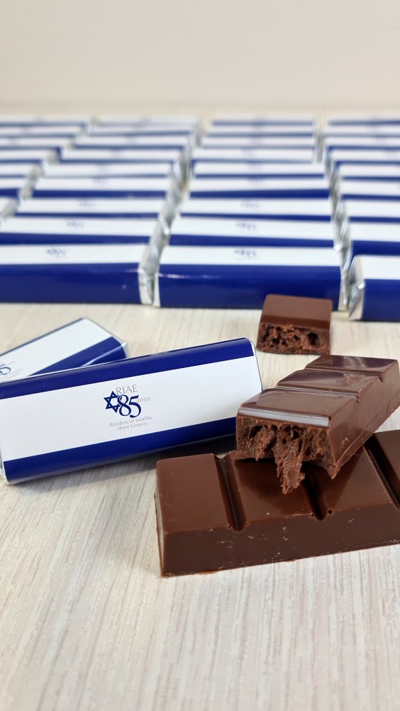 Barra de chocolate recheada personalizada para o Hospital Albert Einstein, usada como brinde corporativo comemorativo.