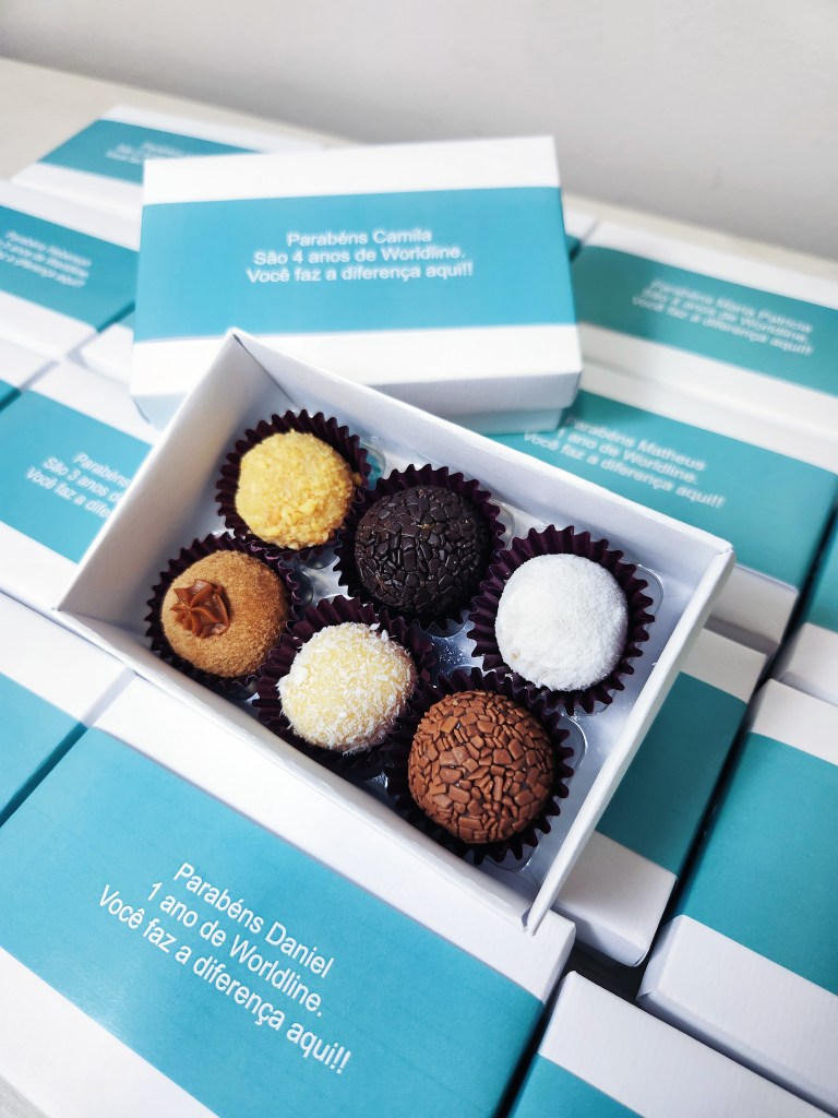 Caixa com 6 brigadeiros artesanais personalizada para a empresa Worldline, usada como brinde corporativo para colaboradores.