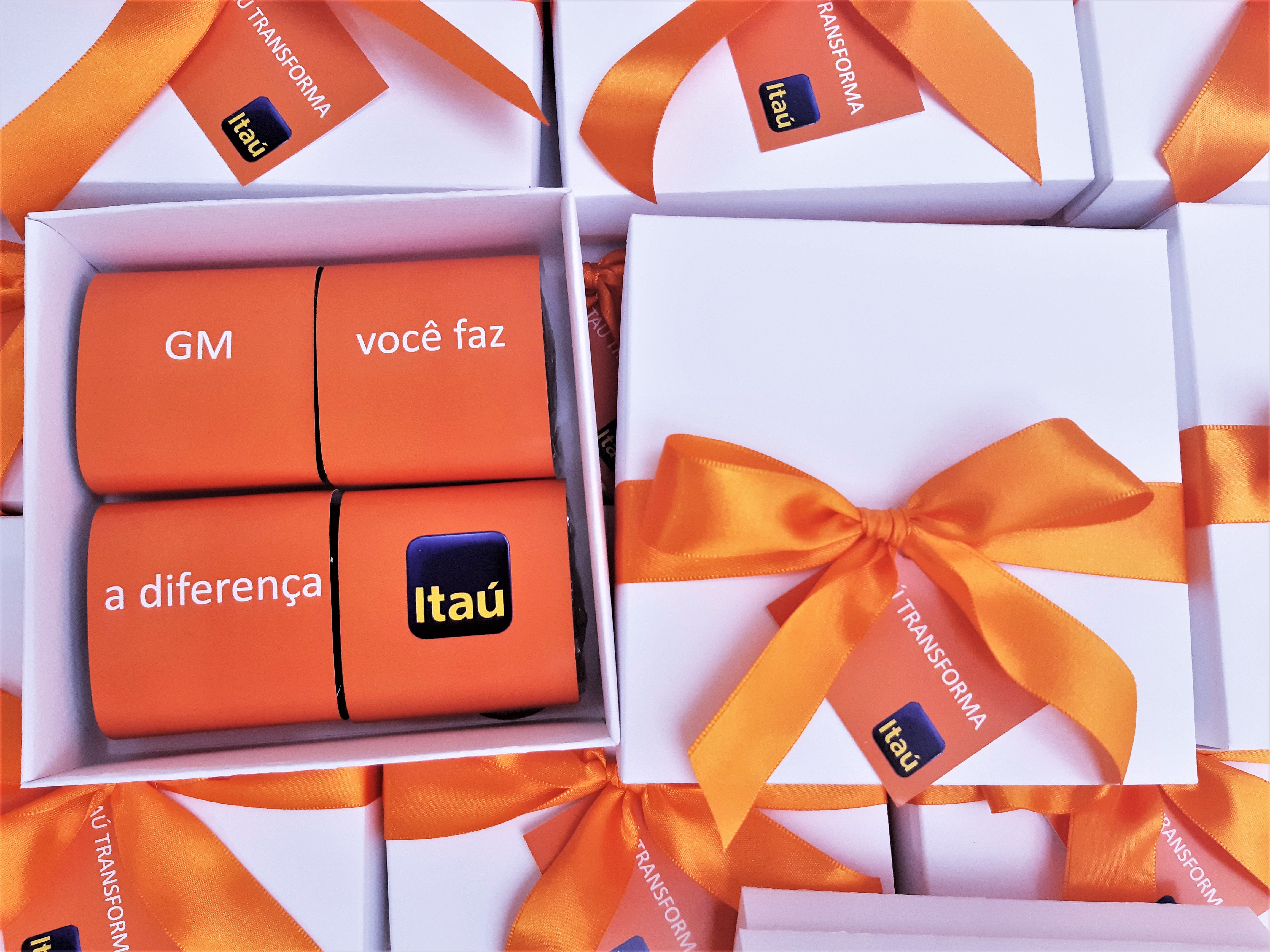 Caixa com 4 brownies personalizados para o Itaú, com cintas laranjas e laço de cetim, usada como brinde corporativo para colaboradores.
