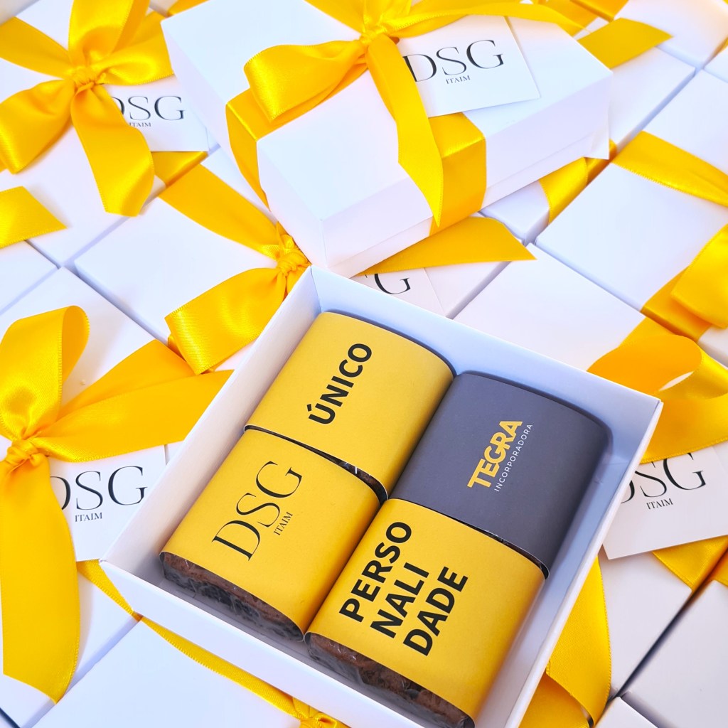 Caixa com 4 brownies artesanais personalizados para a empresa Tegra, com cintas amarelas e cinzas, usada como brinde corporativo personalizado.