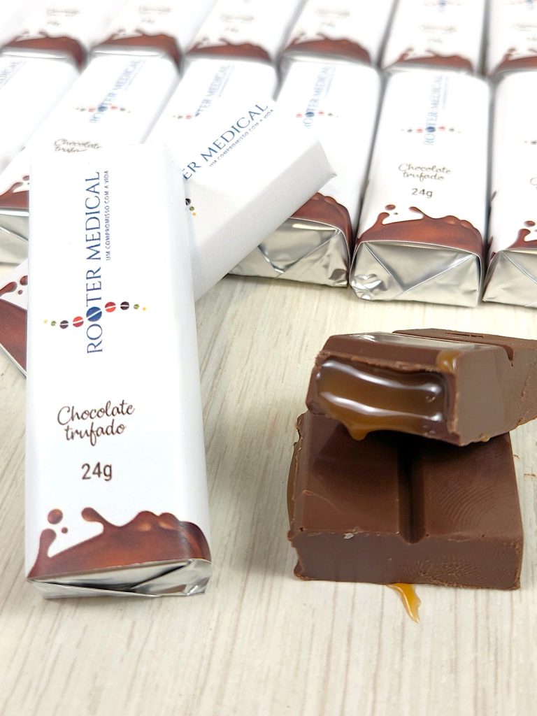 Barra de chocolate recheada com caramelo e rótulo personalizado para a empresa Rooter Medical, usada como brinde corporativo gourmet.