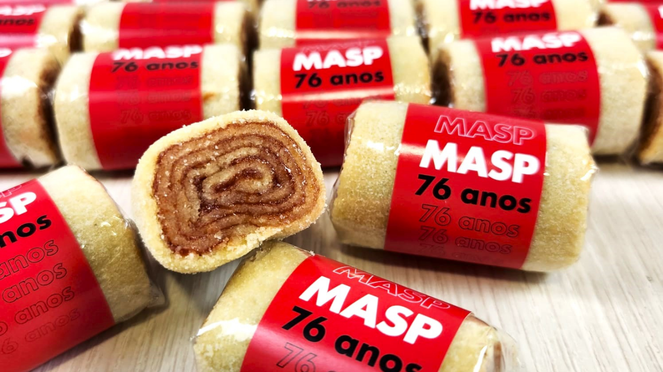 Mini bolo de rolo personalizado para o MASP em comemoração aos 76 anos do museu, usado como brinde corporativo artesanal.