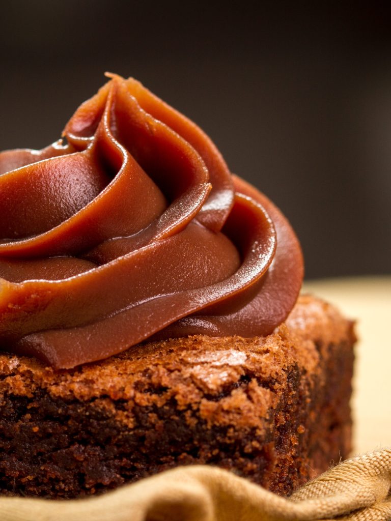 Brownie artesanal com cobertura cremosa de brigadeiro gourmet, doce perfeito para festas, aniversários e eventos corporativos.