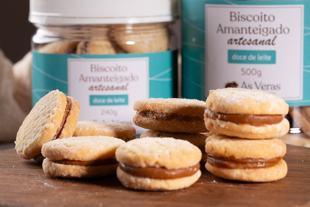 Biscoito amanteigado artesanal com recheio de doce de leite, ideal para brindes corporativos personalizados e kits de presente para empresas.